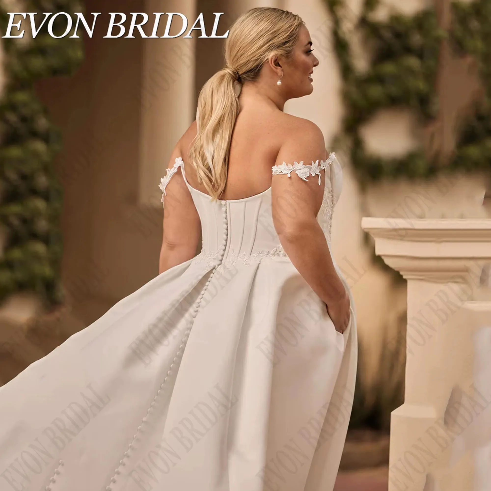 ชุดแต่งงานผ้าซาตินไซส์ใหญ่ แบบเปิดไหล่ ทรงเอไลน์ วินเทจ ชุดเจ้าสาวสำหรับผู้หญิง พร้อมกระเป๋า  EVON BRIDAL รับตัดตามสั่ง