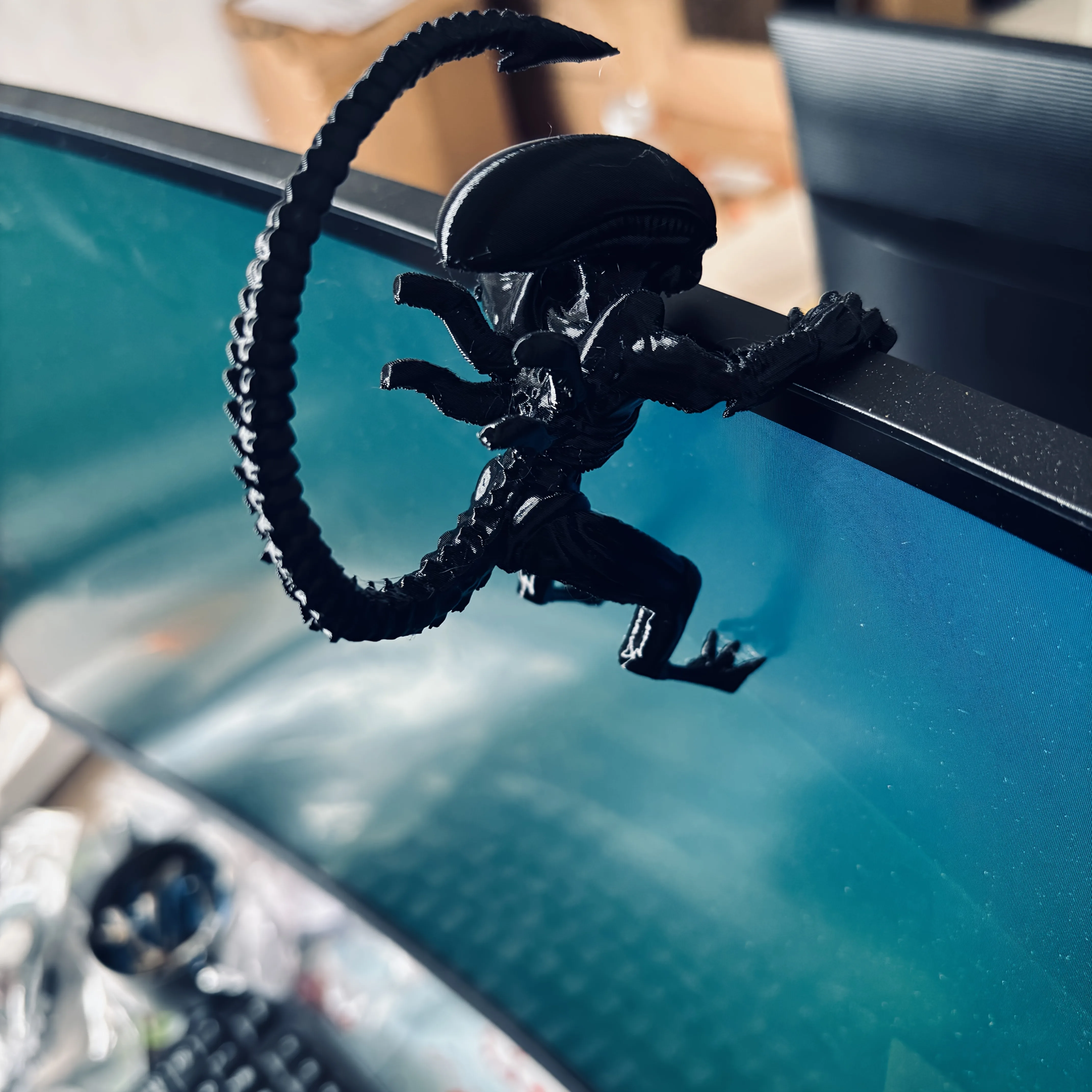 1 Stück Alien-Bildschirmdekoration, Computerbildschirm-Ornament, Sci-Fi-Film-Merchandise, Ausgefallenes Desktop-Geschenk, Alien-Gesicht umarmende Kreatur Bildschirmdekoration. Monitor-Dekoration, Lustiges Stressabbau-O – Detail 4