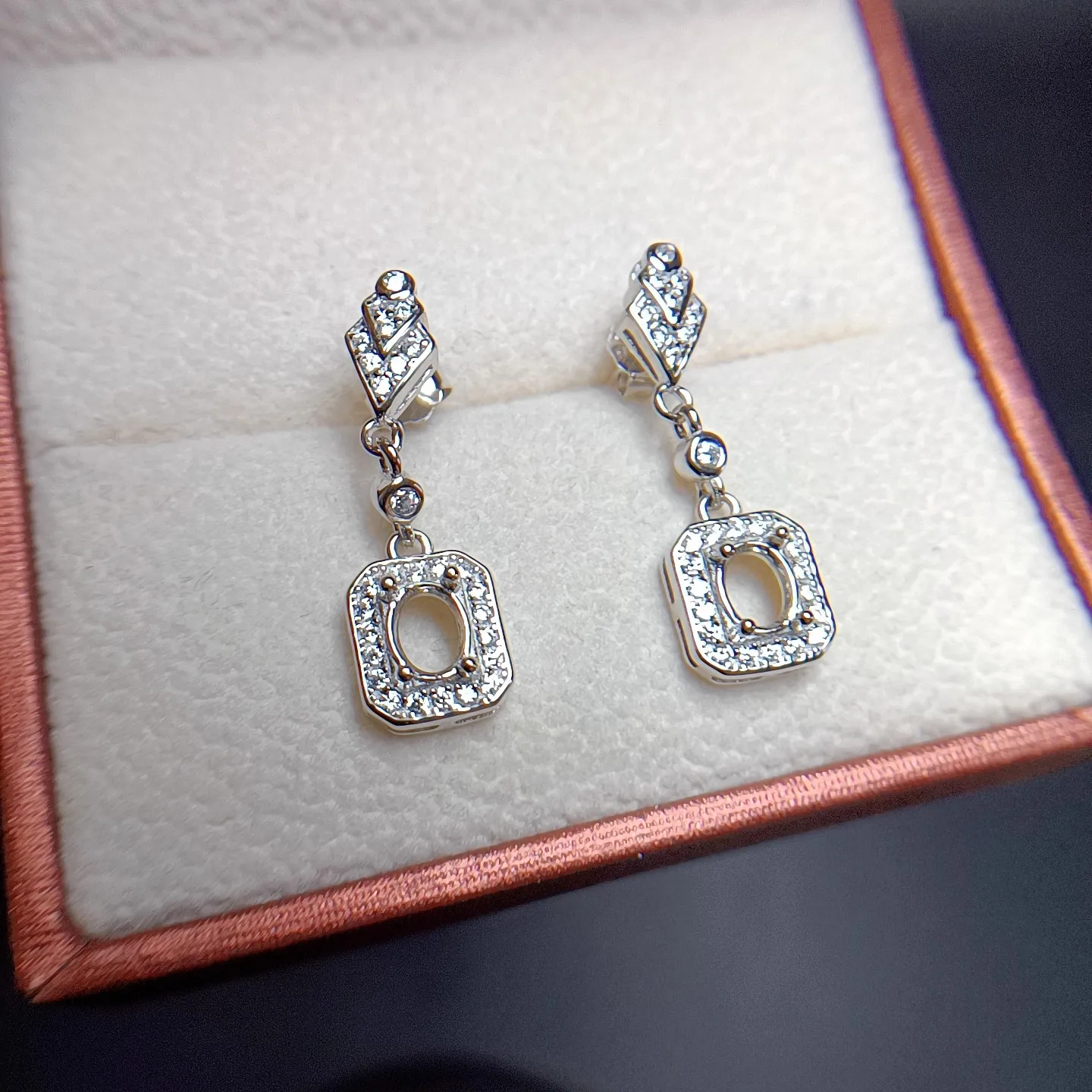 Versatile S925 Silver Ears Pendant Hollow Support Elliptical 4 * 5mm Plated Platinum Gold Female Inlaid Silver Jewelry Gift