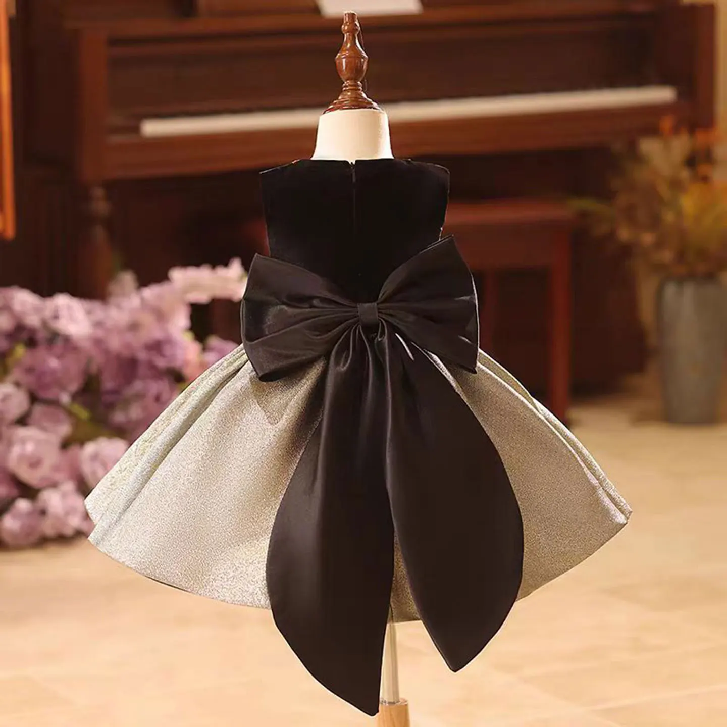 Dreamy Vow J858 Abiti da ragazza di fiore a-line in oro lucido di lusso con fiocco senza maniche Abito da ballo principessa per festa di spettacolo di nozze