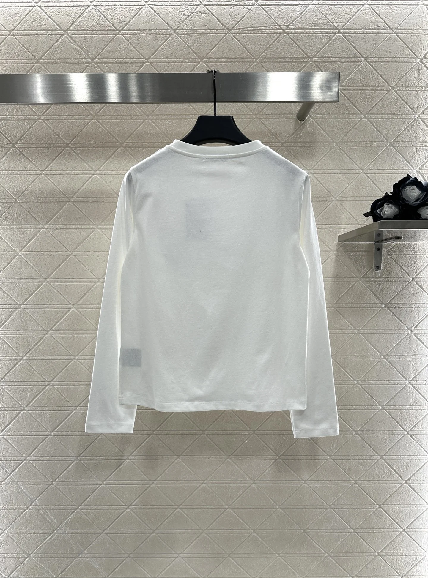 

Магазин AliExpress США — вневременная белая футболка с длинным рукавом — идеально подходит для повседневного использования и многослойного использования