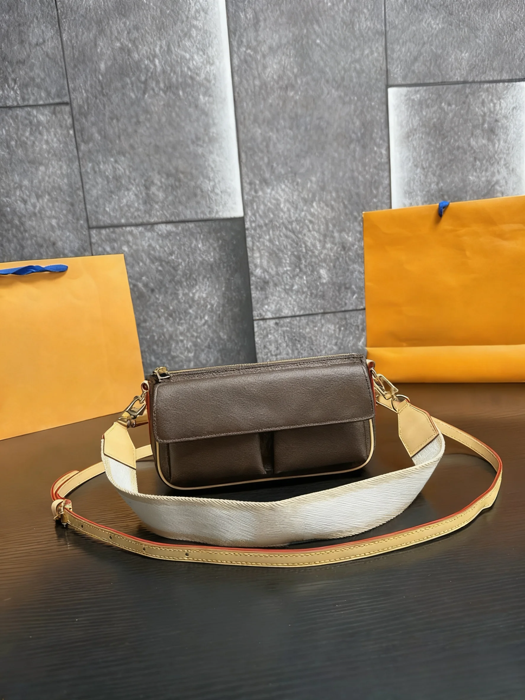 

New Simple and Versatile Double Shoulder Strap Design Fashionable Classic Camel Bag