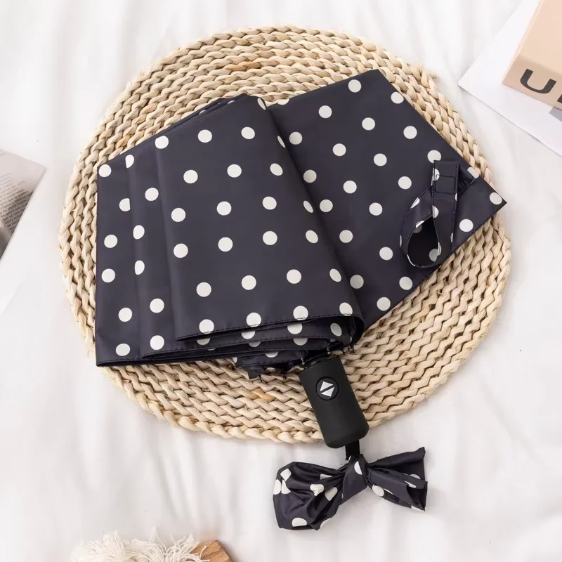 مظلة ثلاثية الطي بسيطة وأنيقة باللونين الأبيض والأسود منقطة ومظلة شمسية صغيرة أوتوماتيكية بالكامل للحماية من الأشعة فوق البنفسجية