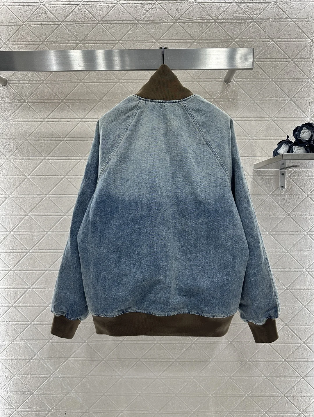 

2025 New Product Color Contrasting Threaded Zipper Denim Cotton Jacket with Diagonal Cotton Denim Material 555