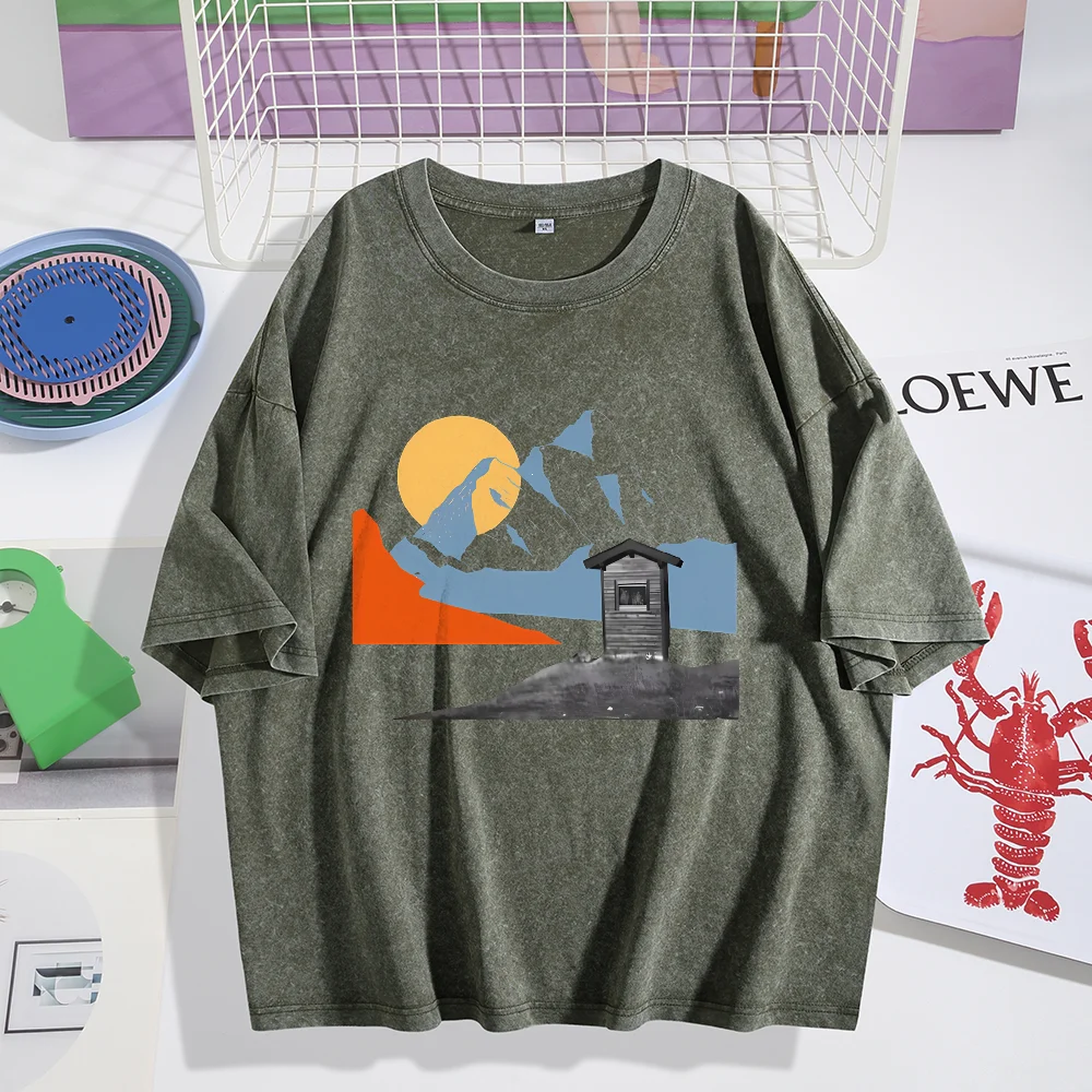 夏のアウトドアに最適なTシャツ - 山と太陽とキャビンのミニマルな風景グラフィックが施されたルーズな半袖Tシャツ