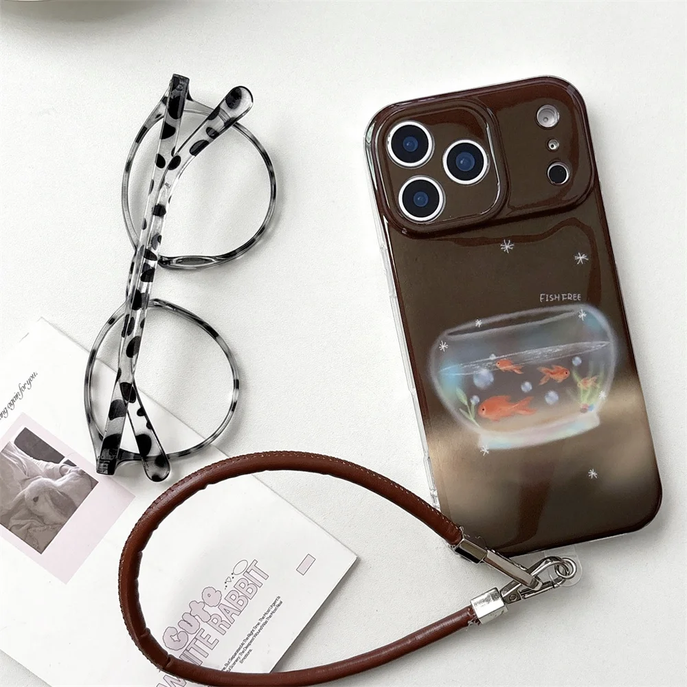 حافظة هاتف كورية لطيفة على شكل سمكة صغيرة باللون البني لهاتف آيفون 17 برو 14 15 برو ماكس 16 مع حزام جلدي حافظات واقية عصرية