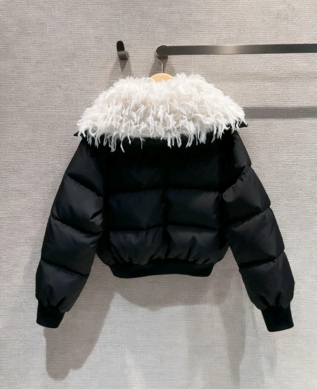 سترة نسائية قصيرة دافئة بتصميم جديد لشتاء 2025 مع ياقة من الفرو قابلة للفصل معطف غير رسمي فضفاض أسود بسحاب 29-2 #1