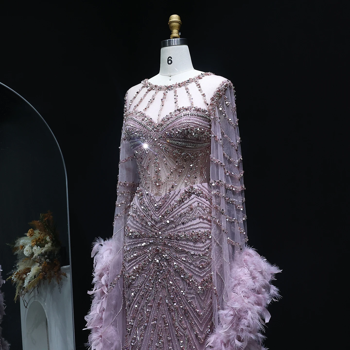 Sharon Said Luxuriöses Karamellfarbenes Perlenbesetztes Meerjungfrauen-Abendkleid mit Federumhang-Ärmeln 2026 Arabisches Formelles Hochzeitskleid SS082 Maßanfertigung – Detail 8