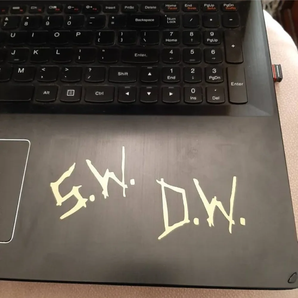 

Виниловые переводные картинки сверхъестественный Сэм Винчестер Дин Винчестер инициалы S.W. D.W Автомобильные наклейки, флаг для декора окна, зеркала, двери