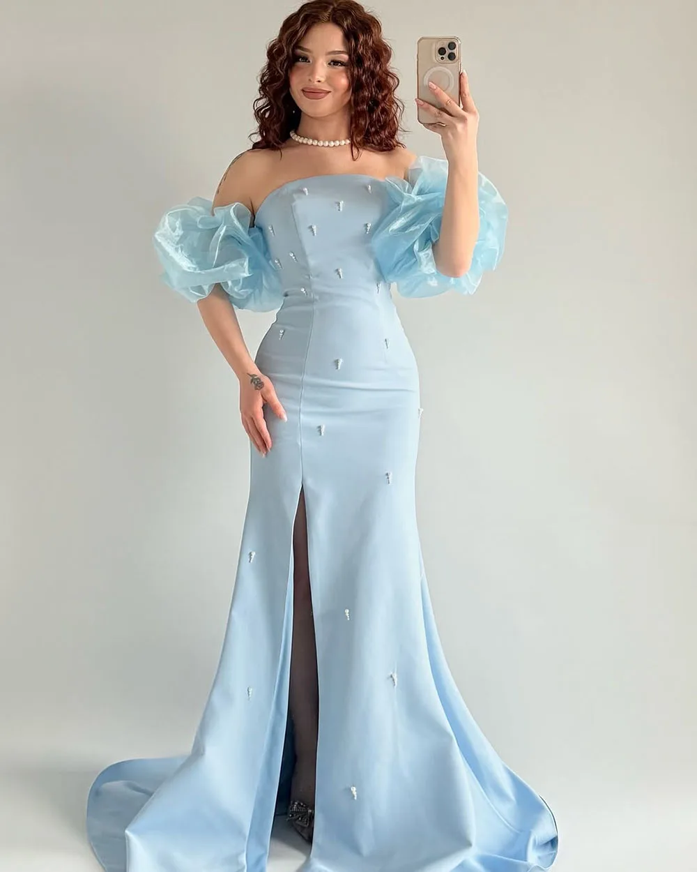 Msikoods ที่กําหนดเองสีแดงชุดสําเร็จการศึกษา Puffy Sleeve ปิดไหล่ Elegant Slit พรหมชุดลูกปัด Mermaid ชุดราตรีอย่างเป็นทางการ