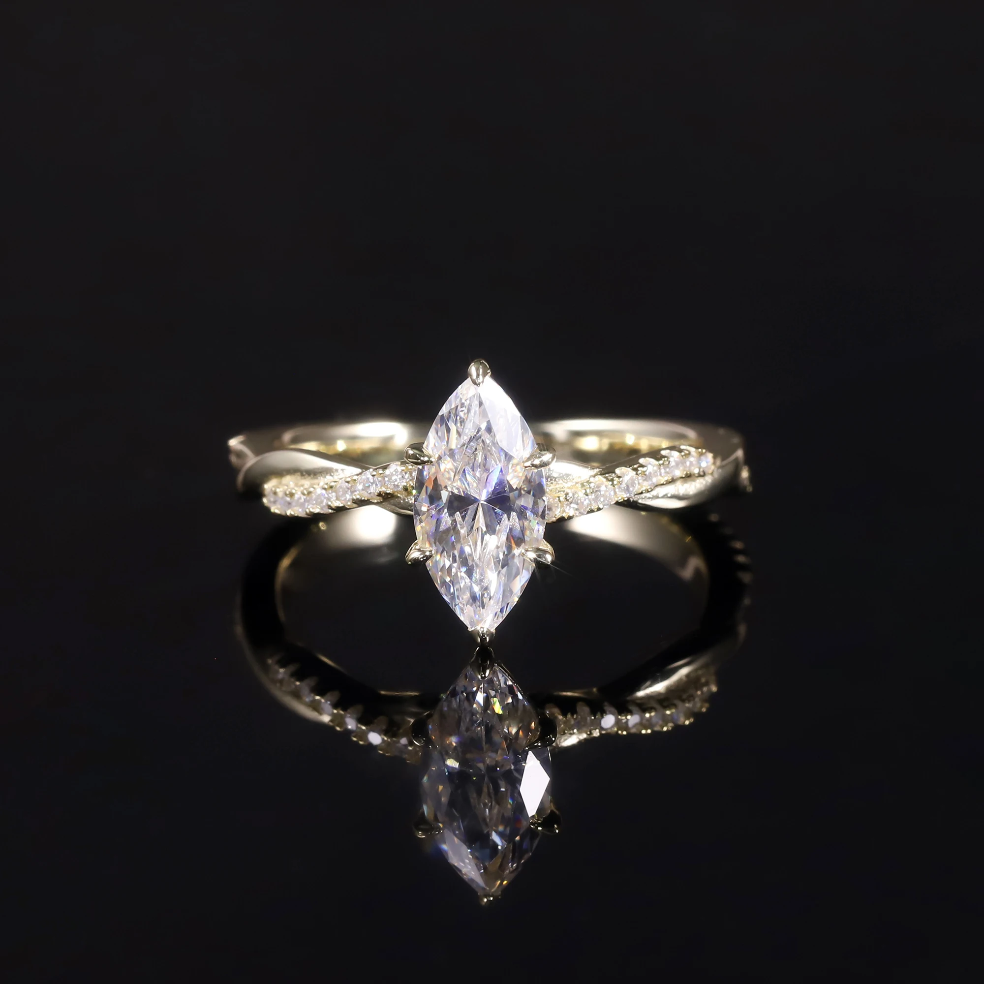 

GEM'S BALLET 1,0 карата, 5x10 мм, огранка маркизы, миниатюрная витая лоза, муассанит, обручальное кольцо, позолота 18 карат, стерлинговое серебро 925 пробы