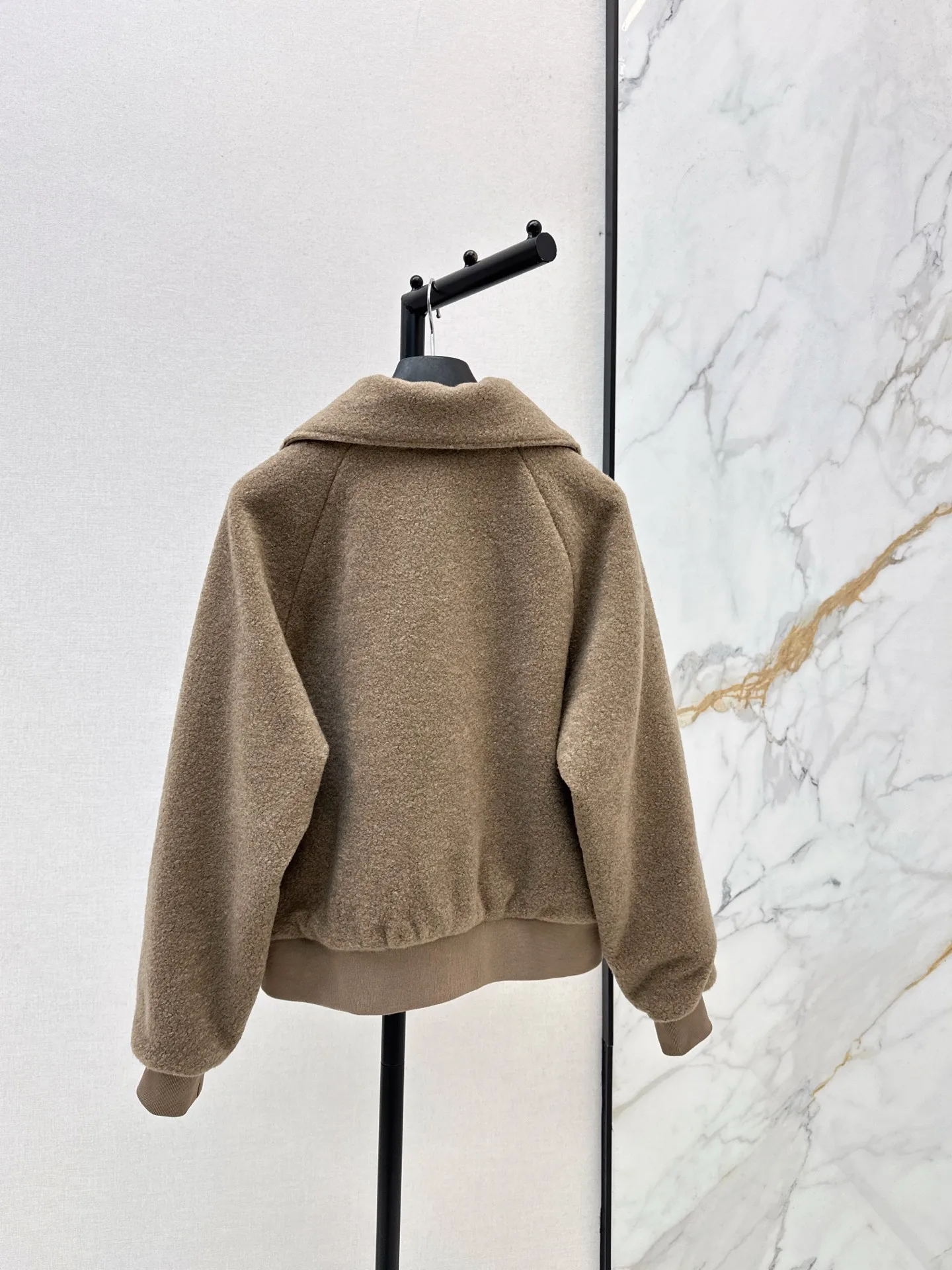 معطف صوفي لخريف وشتاء 2025 بياقة نسائية وجيب SU205