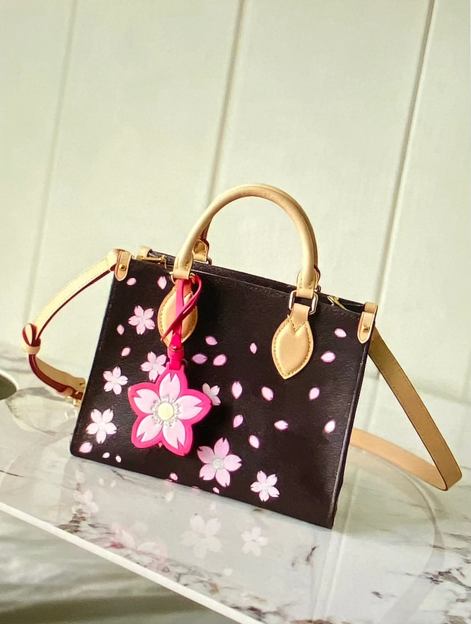 

2025 Новая модная маленькая женская парусиновая сумка с узором вишни (размер: 25-19-11,5 см)