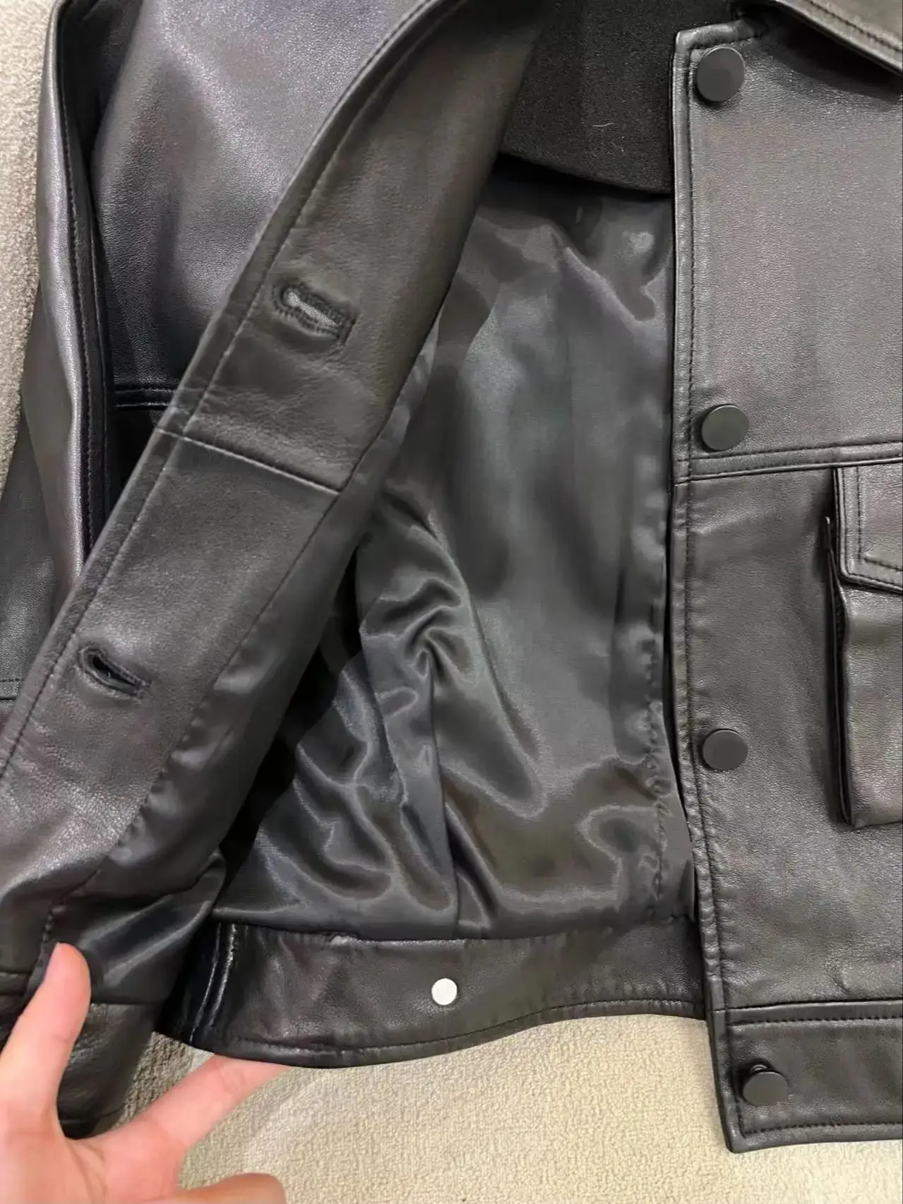 Casual kort damesjack van echt leer met zakken aan de voorkant