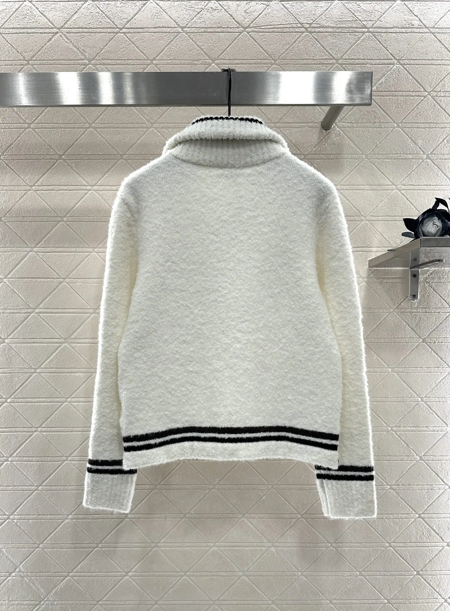 

2025 New Product Color Contrasting Stripe Collar Knitted Top Cashmere Yarn Weaving Half Open Zipper 554