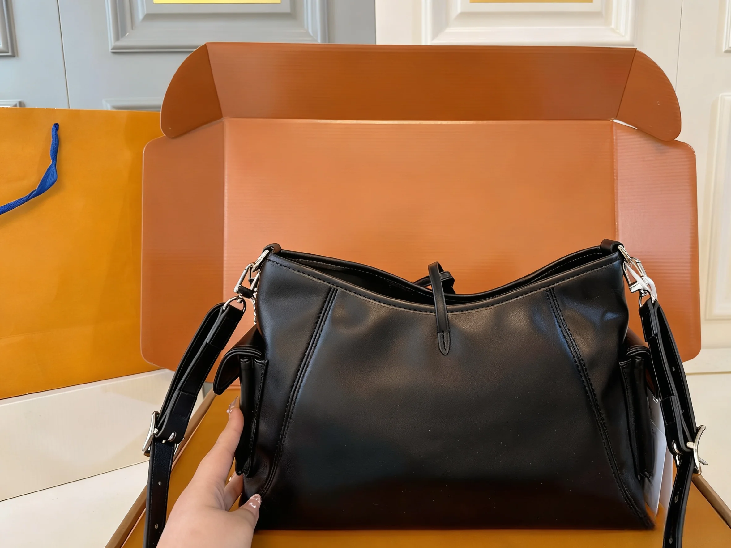 

2025 New SIZE: 32x18 CM Fashionable Versatile bags leather cherry Portable can be carried on the shoulder no boxes