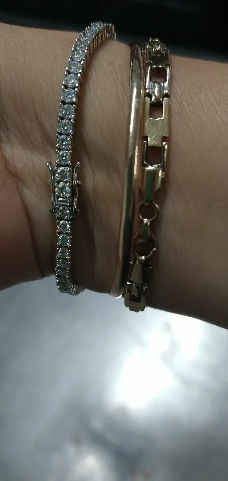 Pulsera de moissanita en muñeca