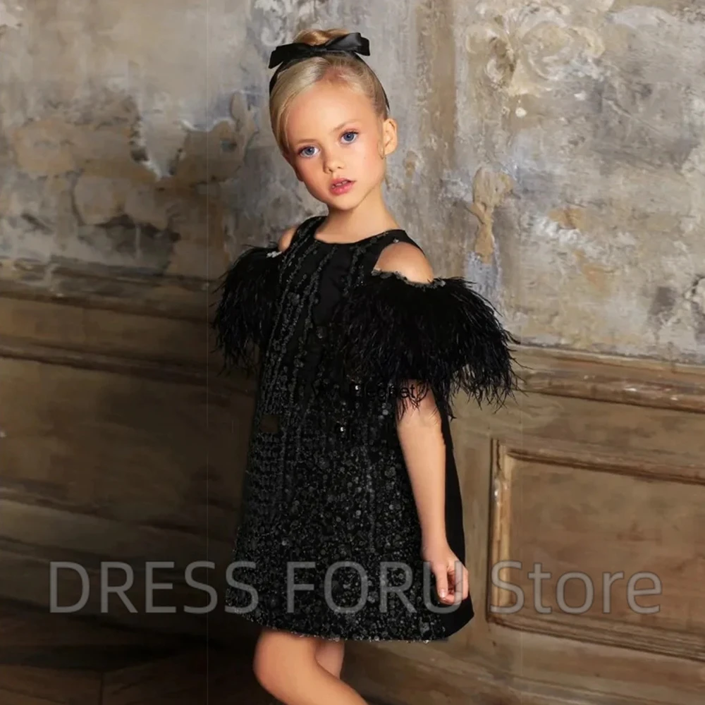 O-collo Off the Shoulder Flower Girl Dress manica corta con paillettes e piume Mini abito personalizzato per bambini a-line per la festa