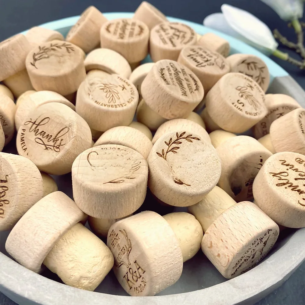 Personalizowane drewniane korki do butelek wina, prezent na wesele, baby shower, upominek dla gości, korki do szampana, korki do wina luzem. — zdjęcie 2