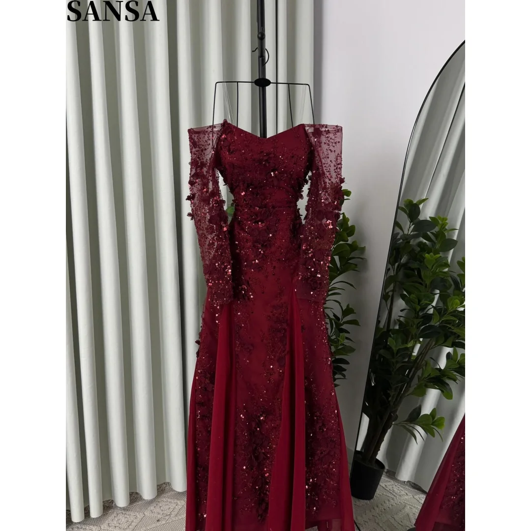 Vestidos de noche Sansa personalizados en color rojo vino con escote Bardot, detalles florales adornados con lentejuelas y superposición de gasa hasta el suelo