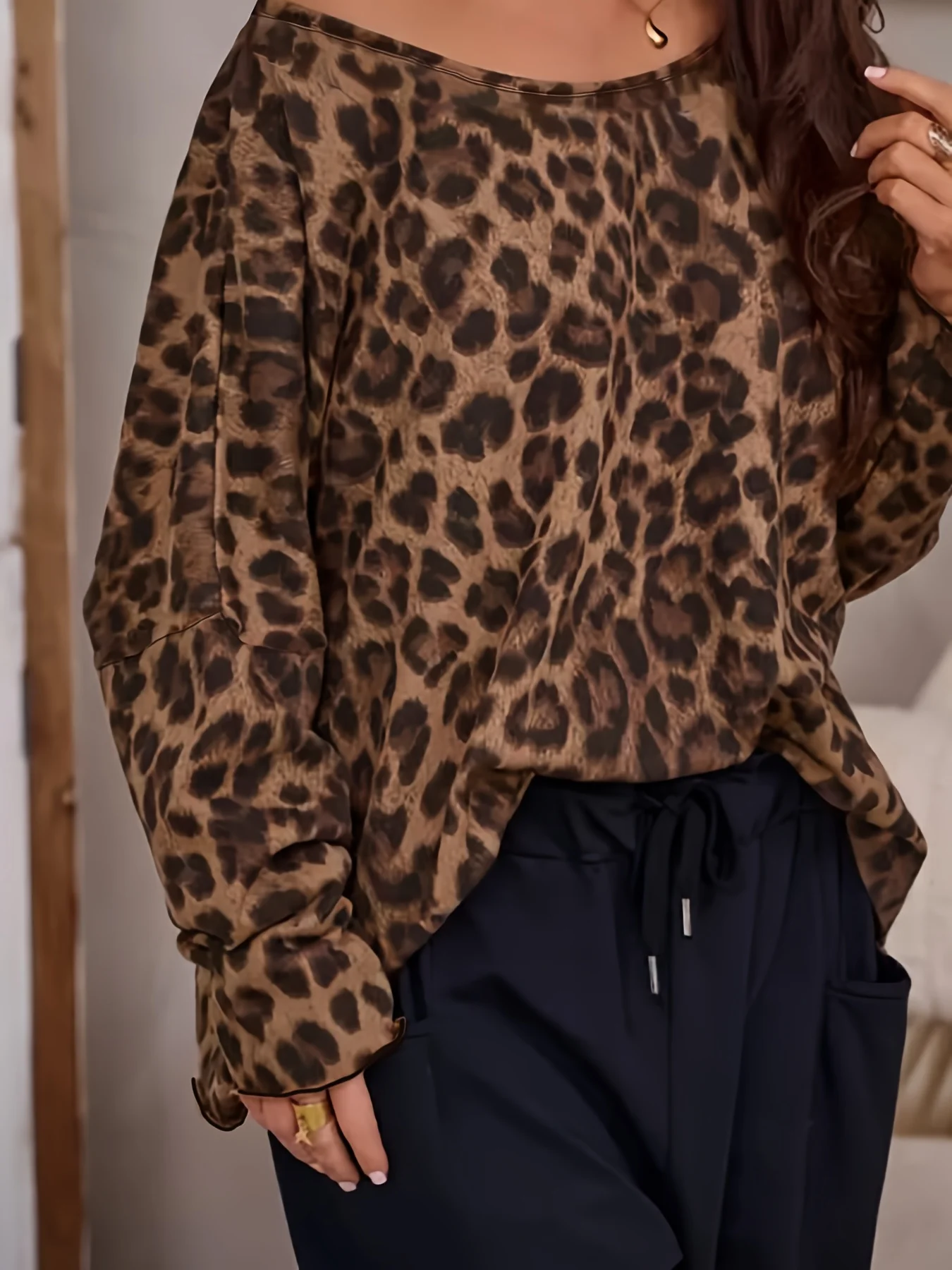 Atasan Lengan Panjang Leher Bulat Wanita Ukuran Plus Kasual Serbaguna Motif Macan Tutul Chic Klasik untuk Semua Musim