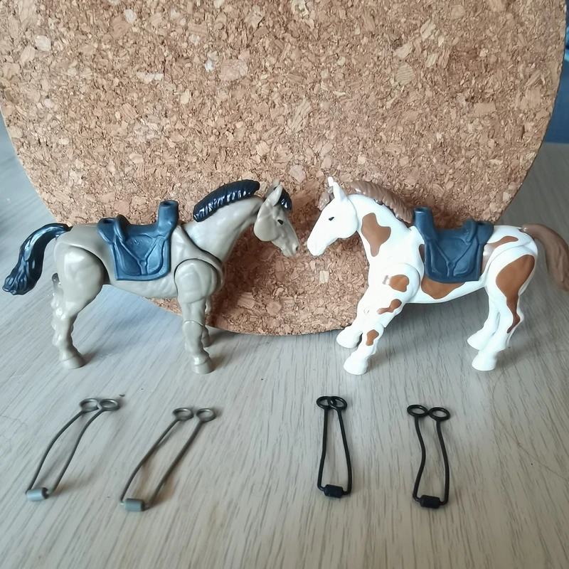 

Mega Bloks 2 horses toy with 3D PRINT 2 Saddles