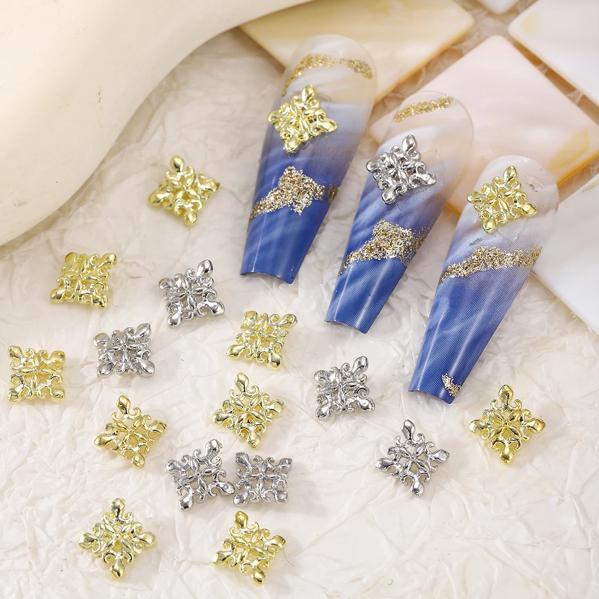 20ชิ้นสไตล์วังย้อนยุคโคลเวอร์สี่แฉกตกแต่งเล็บสไตล์โลหะ Y2k ตกแต่งเล็บพลอยเทียม DIY สไตล์พังก์