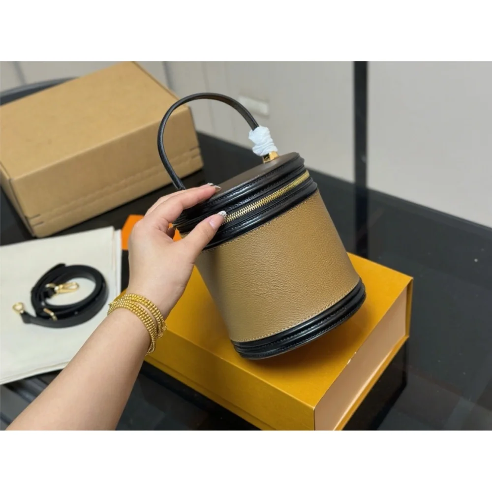 

2025 Новый РАЗМЕР: 17x15 СМ Модные универсальные сумки из кожи вишни Портативные можно носить на плече без коробок