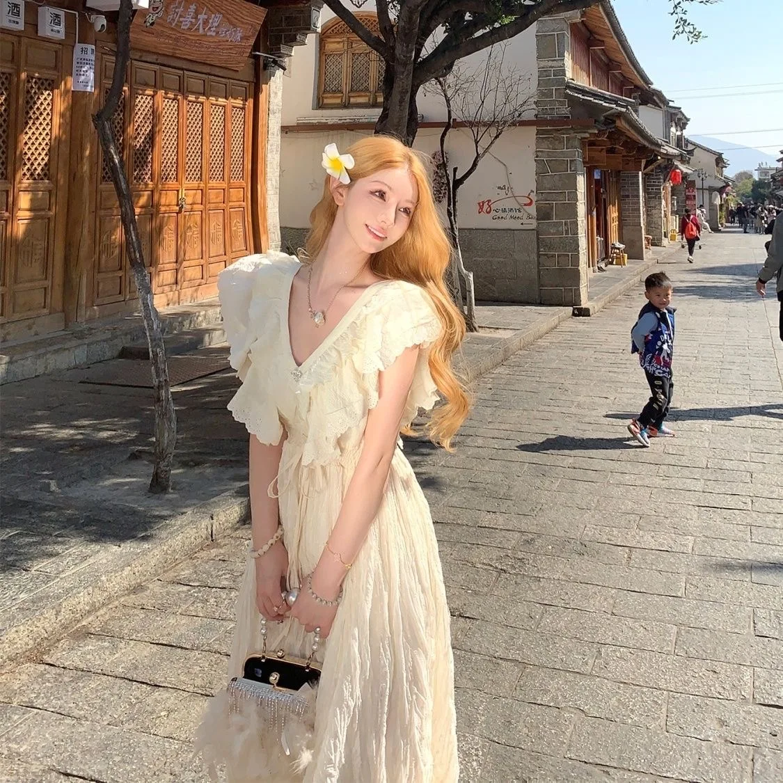 

Ultra-fairy lace evening gown with flying sleeves