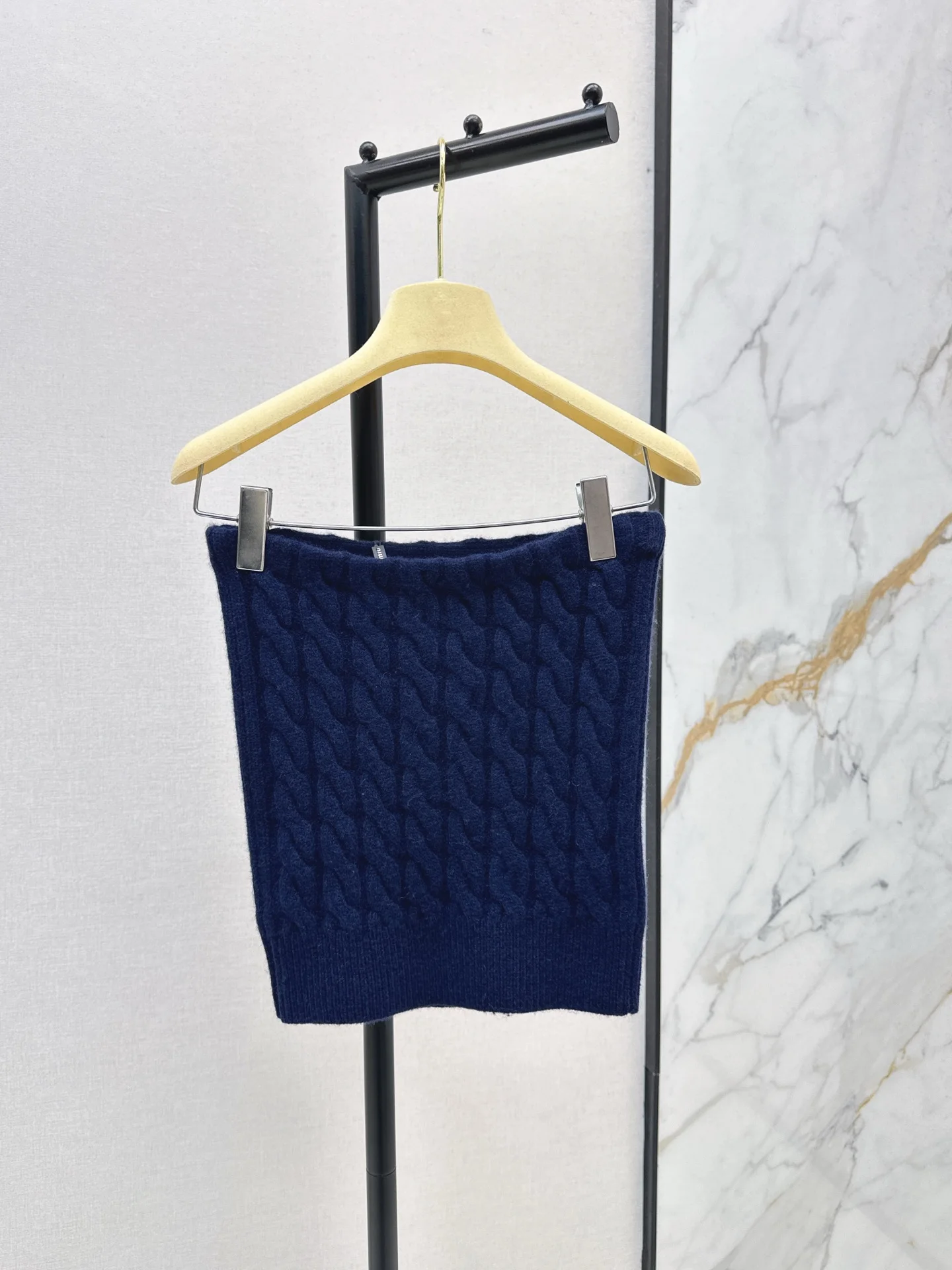 

2025 Autumn and Winter High Street High Quality Preppy Style Solid Screw Knitted Strapless Top