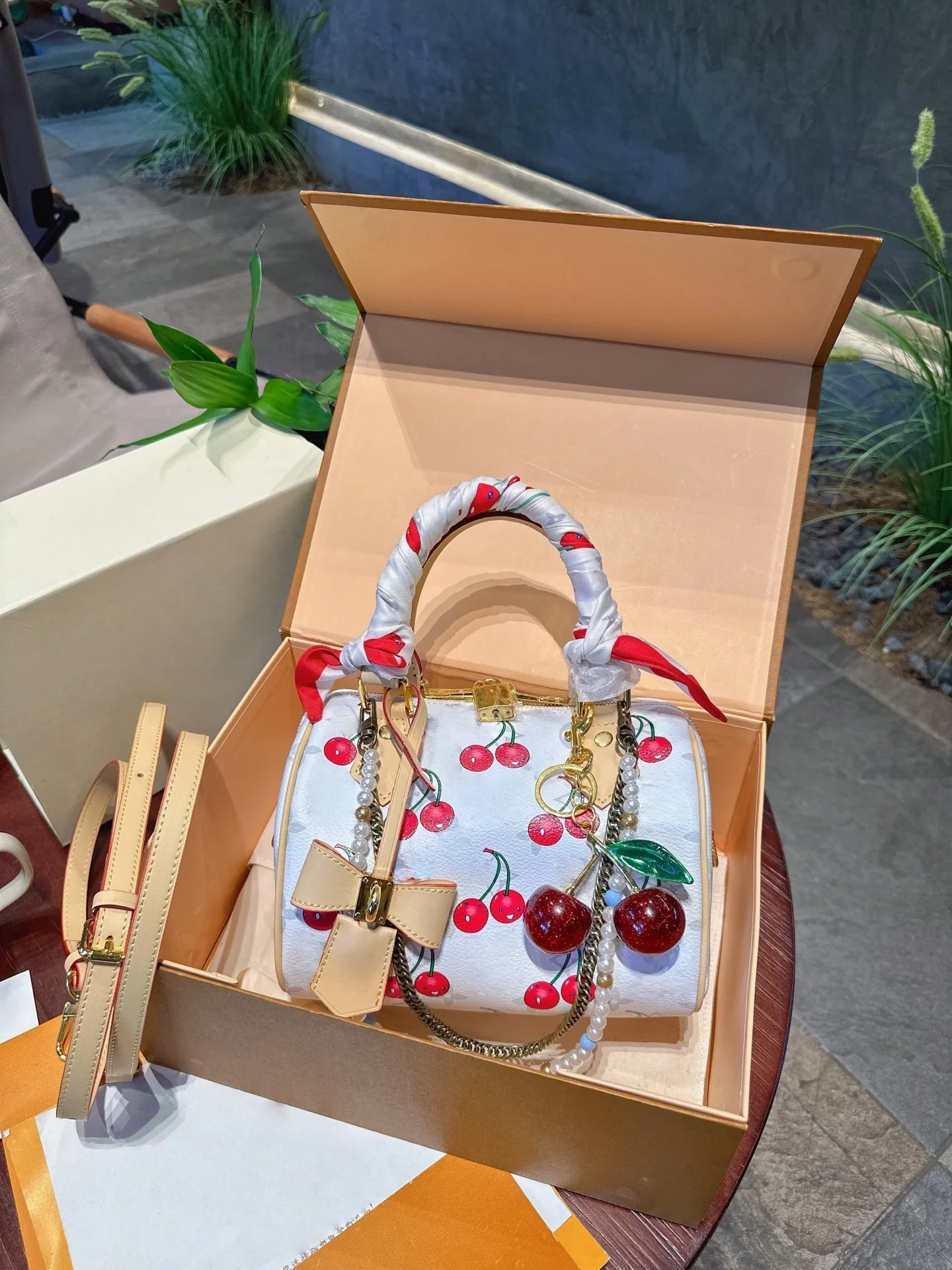 

2025 New Fashionable Versatile bags leather cherry Portable can be carried on the shoulder no boxes