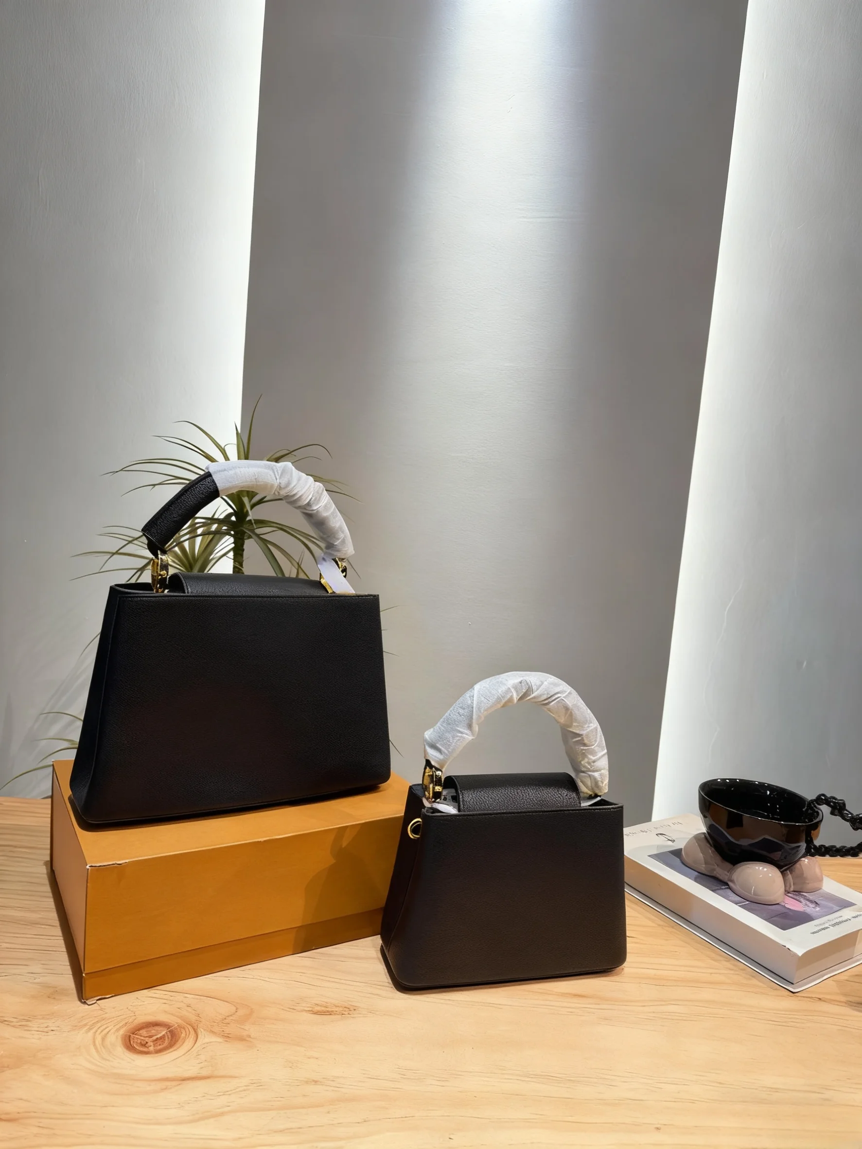 

2025 New SIZE: 27X18 or 20X13.5 CM Fashionable Versatile bags leather cherry Portable can be carried on the shoulder no boxes