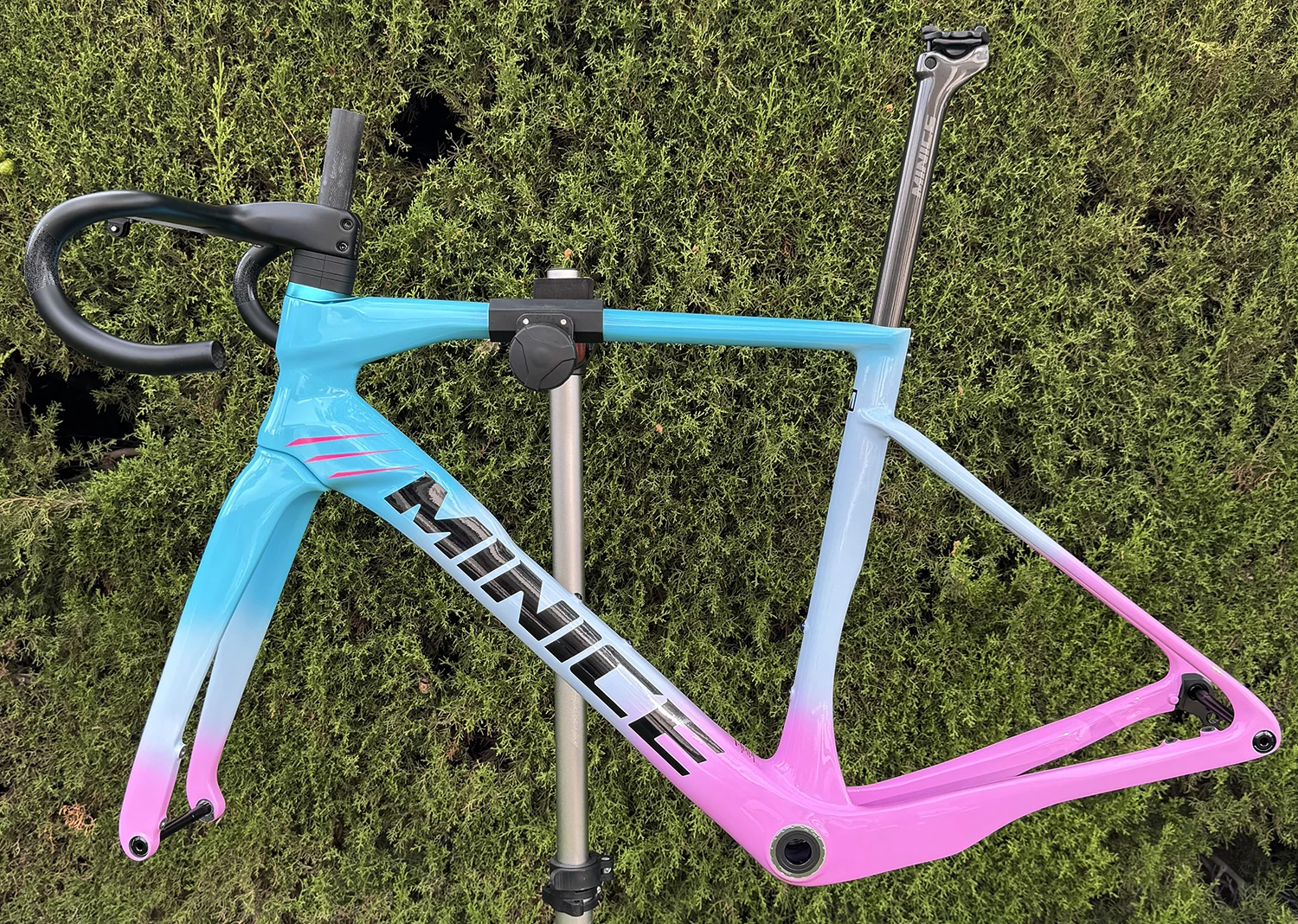 Minice Aerodynamischer EPS-geformter Carbonrahmen mit Scheibenbremse, max. 700*32C, AERO Rennrad-Rahmenset, BSA, vollständig interne Kabelführung, Lenker, DI2, mechanisch – Detail 40