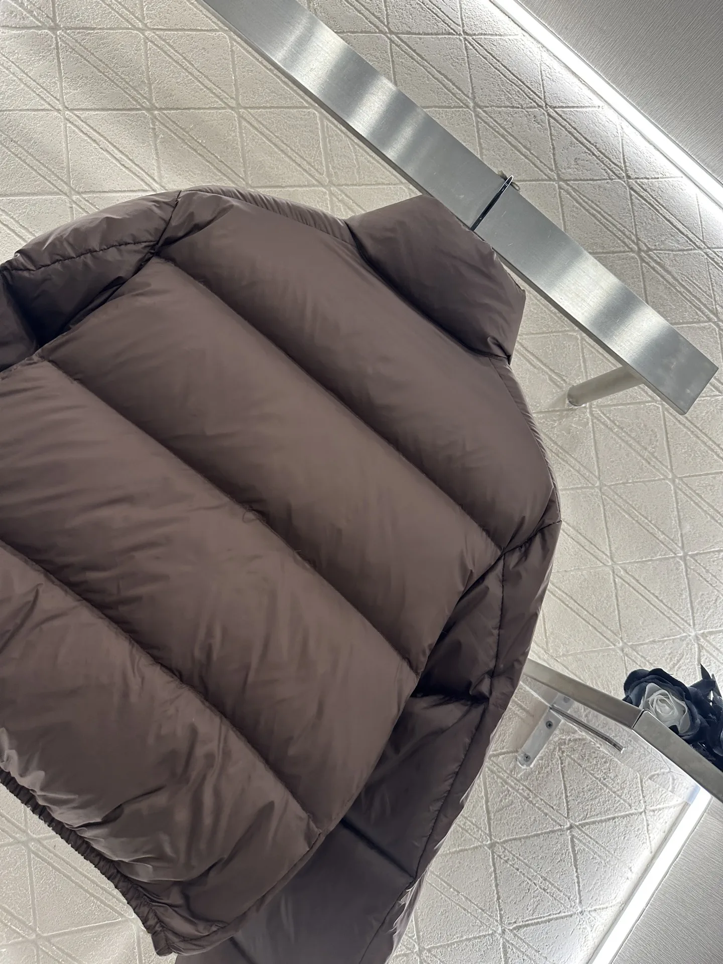 سترة نسائية جديدة مستطيلة منقوشة بياقة واقفة مقاومة للرياح ومقاومة للماء من النايلون وياقة واقفة