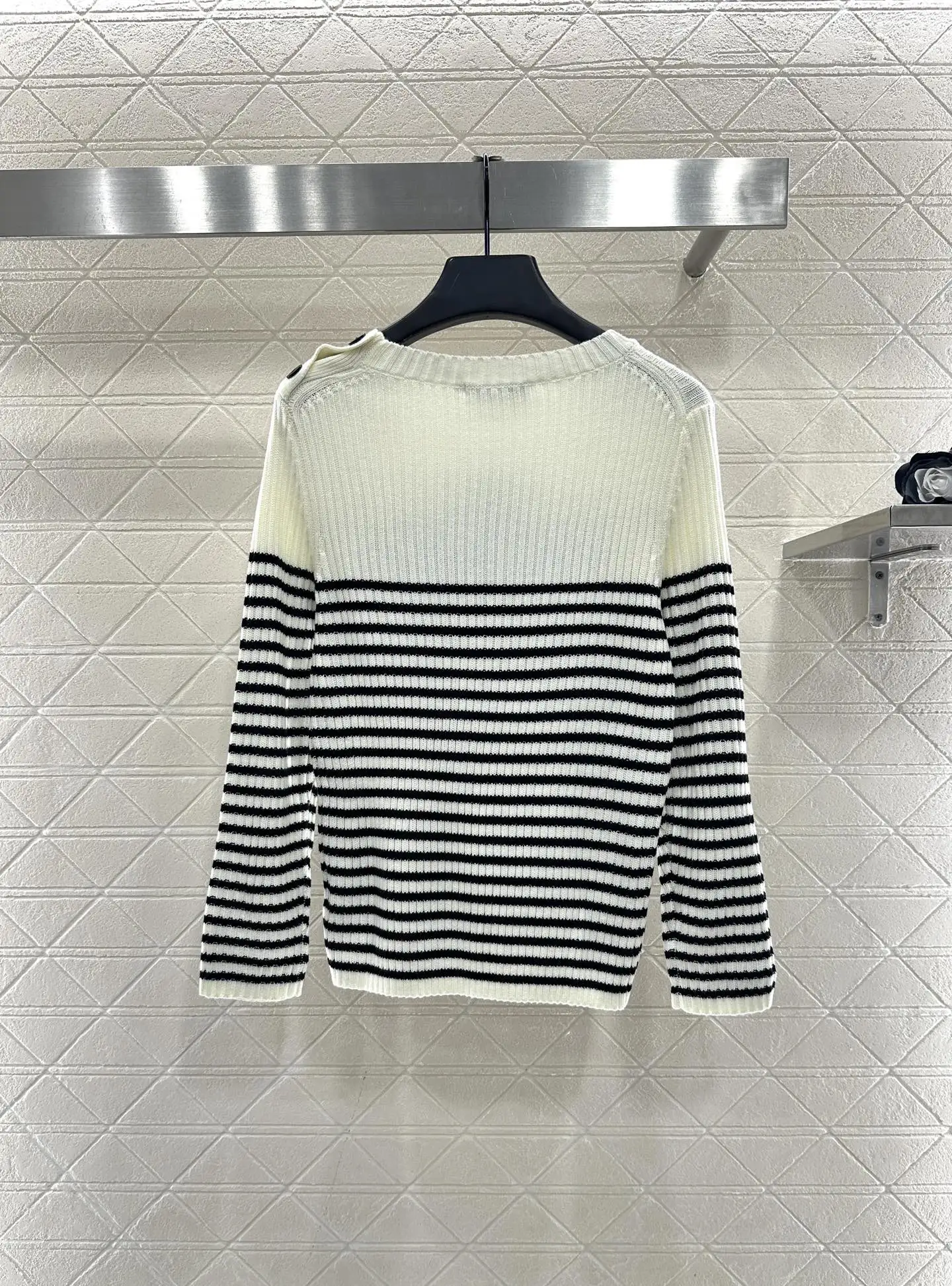 

2025 Spring and Autumn New monochrome fashion Simple and high quality best Embroidered linen patterned knitted cardigan