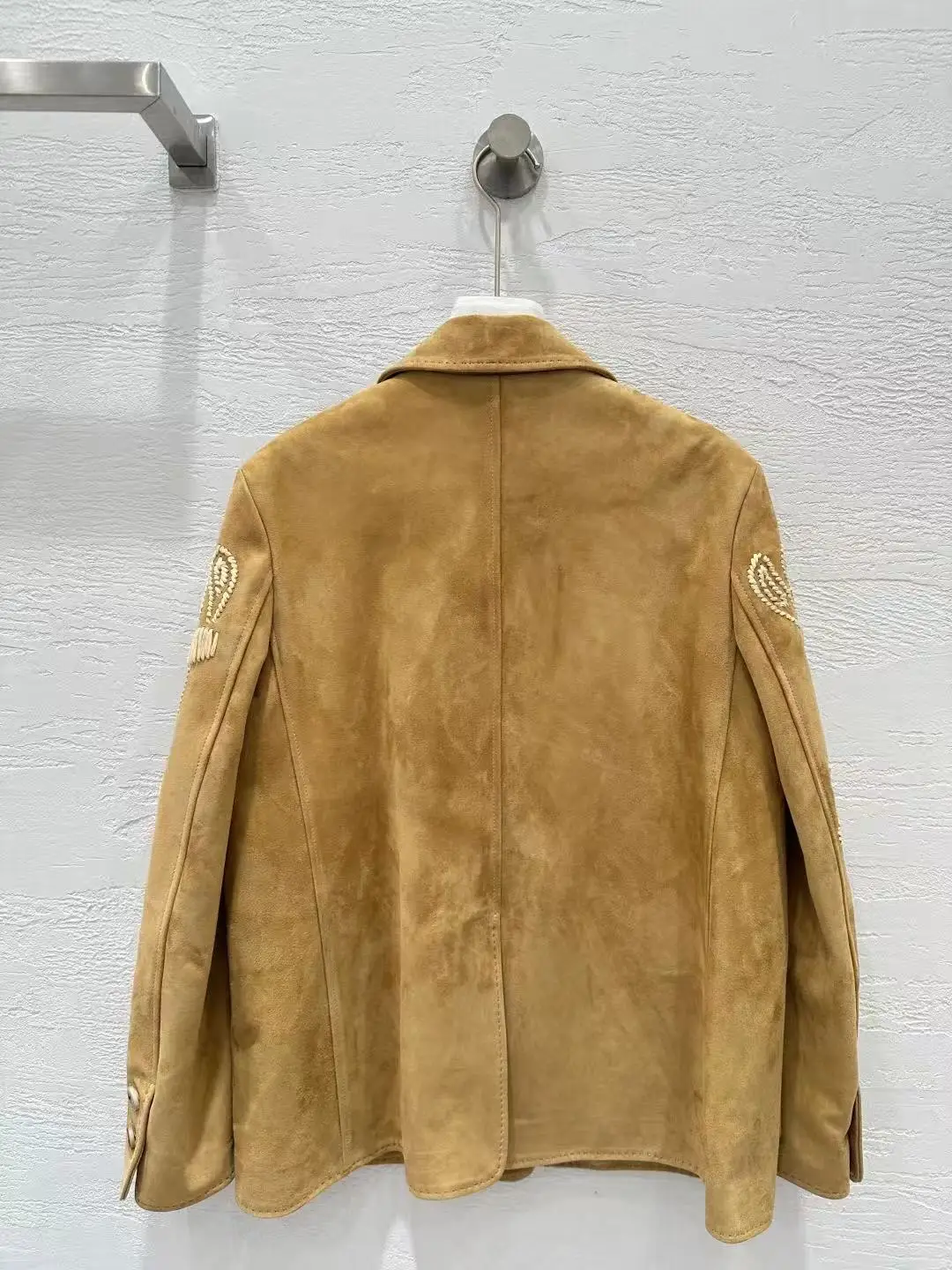 Hoogwaardig leren jack met handhaakborduurwerk