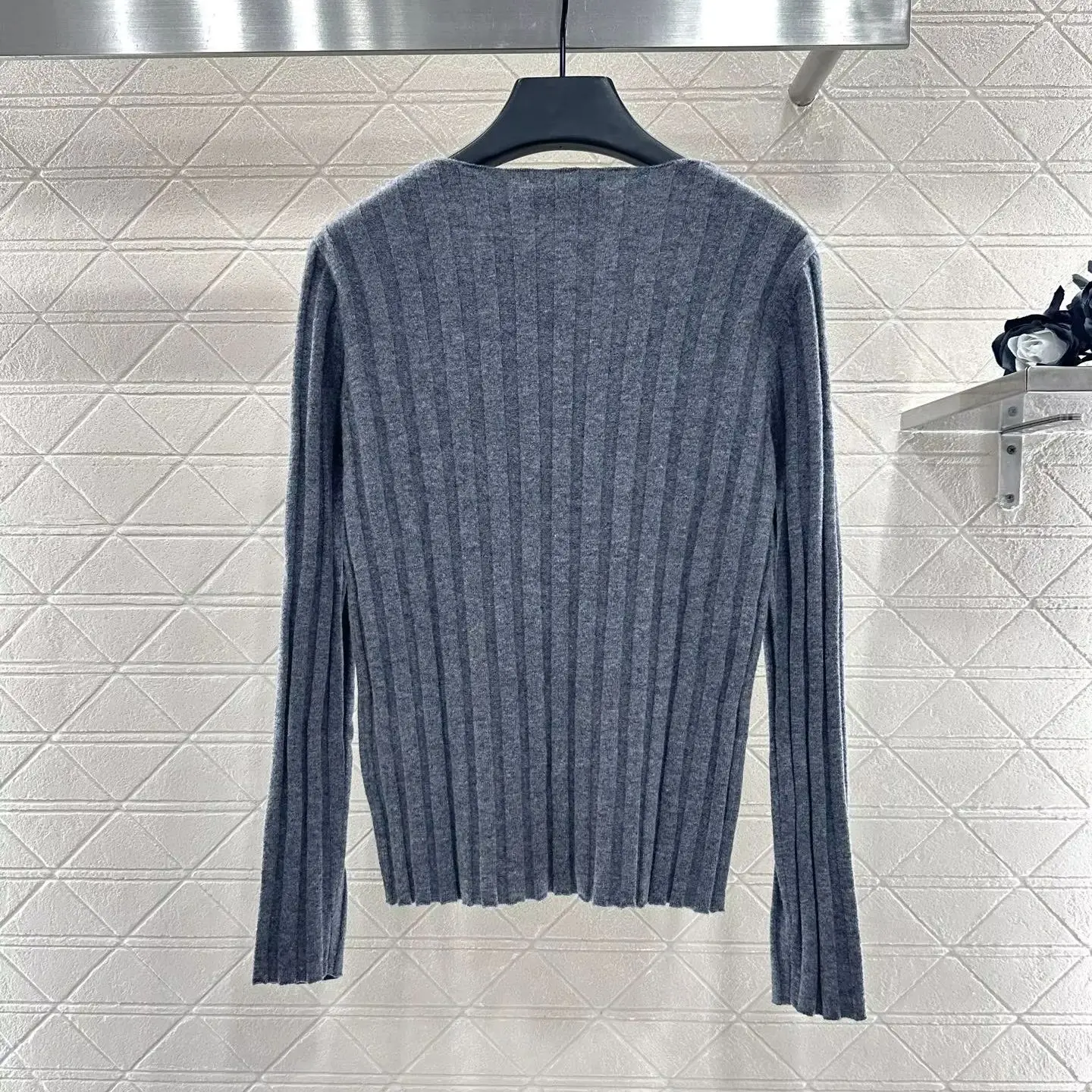 

Новое поступление 2025 года, текстурированная трикотажная шерстяная пряжа с длинными рукавами и вертикальными полосками, вязаная пряжа с v-образным вырезом и длинным рукавом