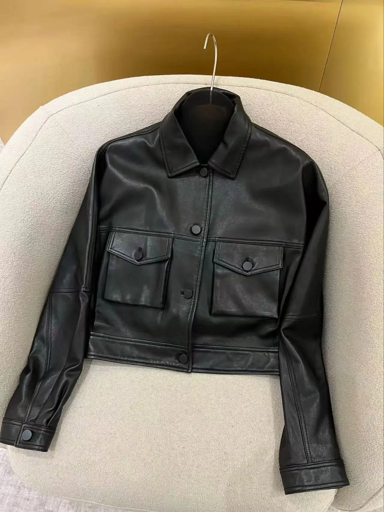 Casual kort damesjack van echt leer met zakken aan de voorkant