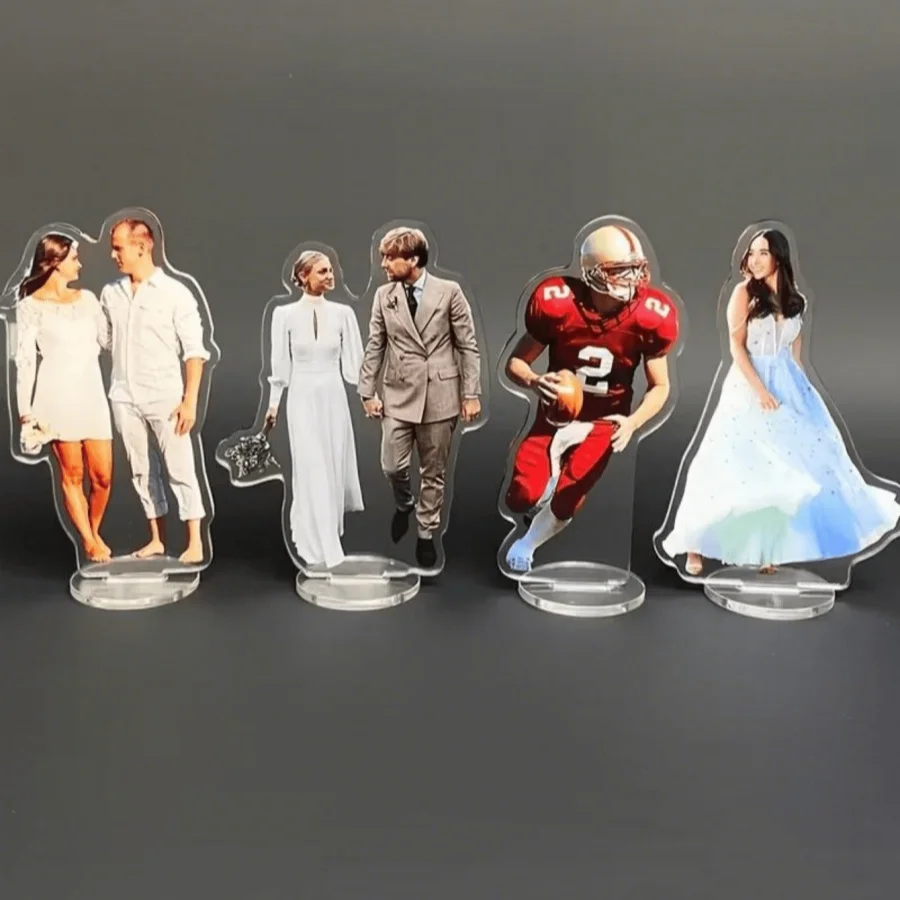 Eine individuelle Acryl-Tischdekoration mit personalisierten Fotooptionen, einschließlich künstlerischer Bilder, Paarporträts und Familienfotos. – Detail 5