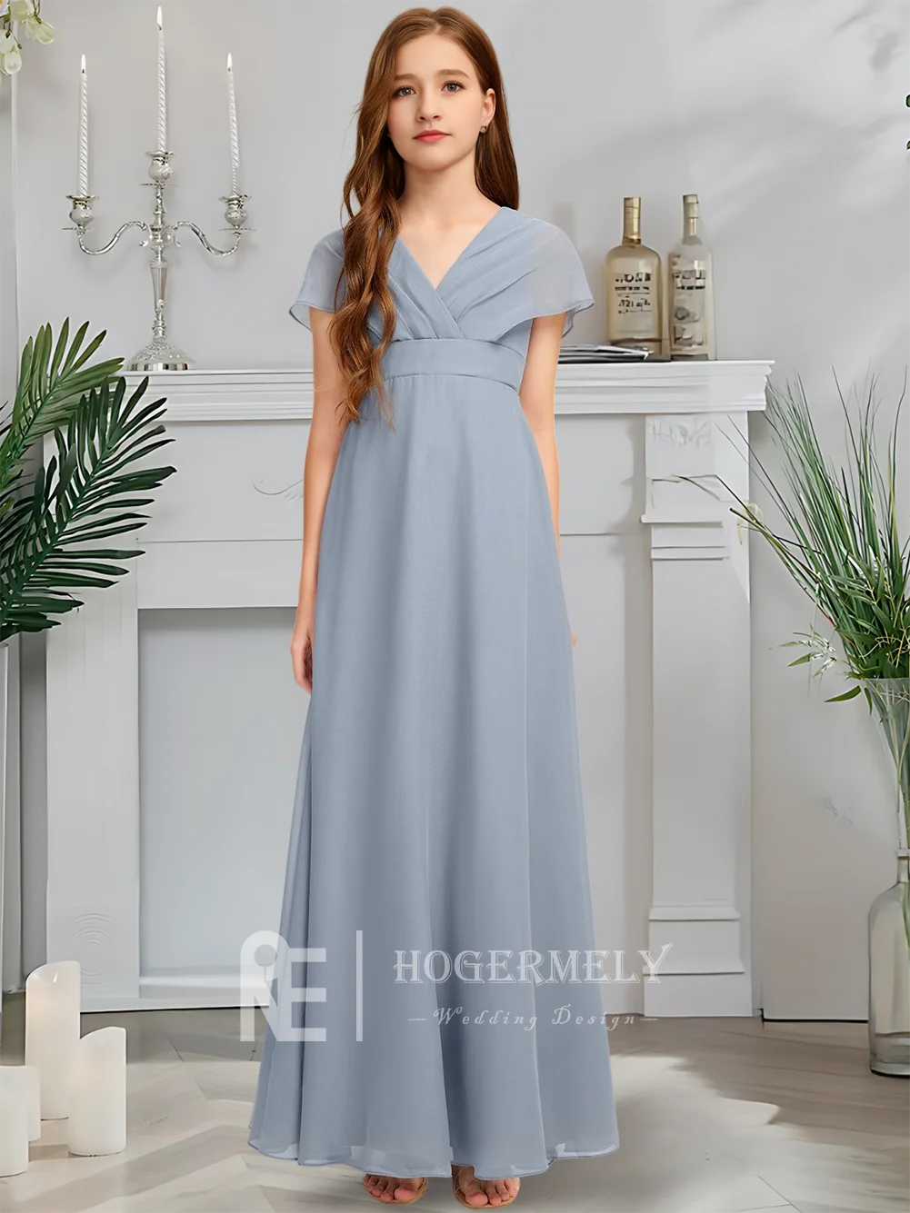 Ein luxuriöses Brautjungfernkleid für junge Brautjungfern mit V-Ausschnitt. Blaues Blumenmädchenkleid aus Chiffon mit kaskadierenden Rüschen