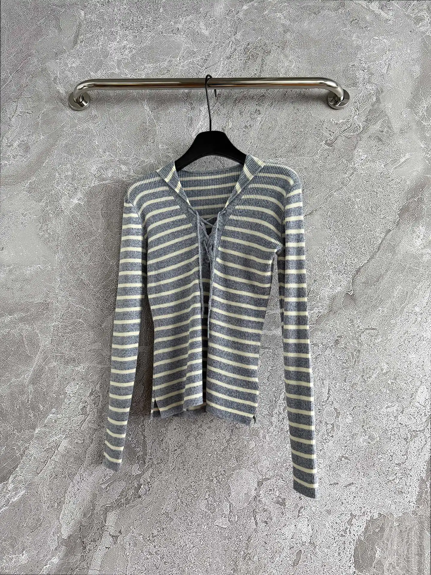 

Классический полосатый низконаправленный сине-серый контрастный высокоэластичный вязаный свитер с изогнутыми краями листьев лотоса 006