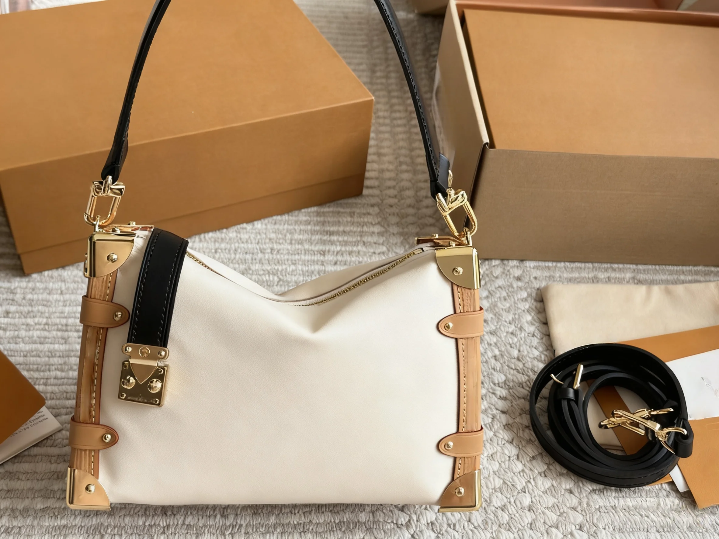 

2025 New SIZE: 23x16 CM Fashionable Versatile bags leather cherry Portable can be carried on the shoulder no boxes