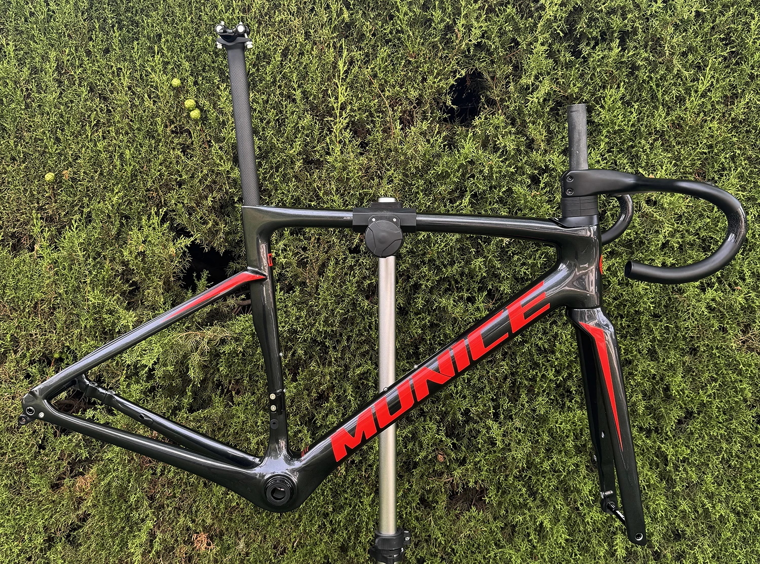 Munice R2 Carbonfaser-Rennradrahmen Versand aus Spanien Ultraleichter Allround-Carbon-Rennradrahmen Aerodynamischer EPS-geformter Carbonrahmen Scheibenbremse Max. 700*32C AERO T47 Fahrradrahmen Vollständig interne Kabelführung Lenker DI2 Mechanisch 2 Jahre Garantie – Detail 7