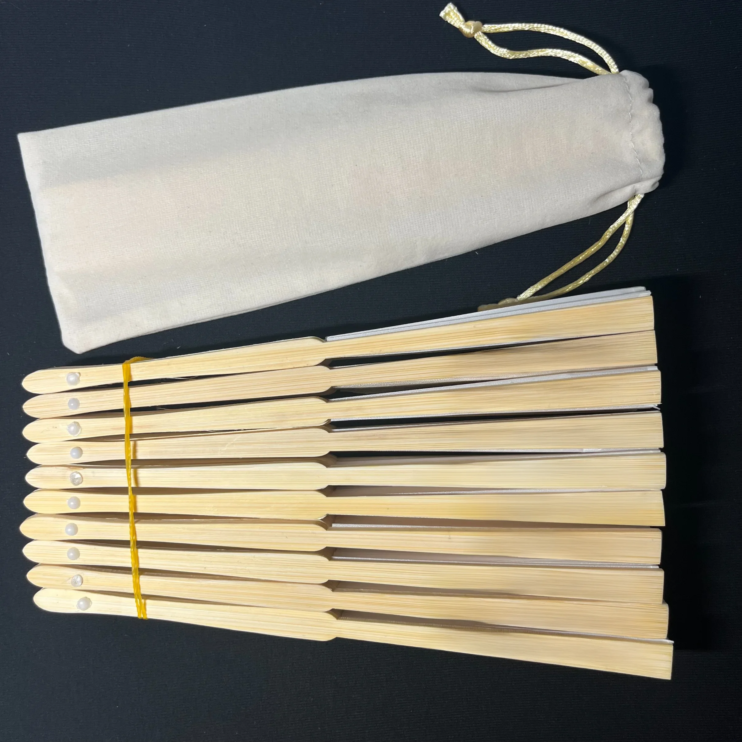 20 /70Pcs Gepersonaliseerde Gegraveerde Witte Opvouwbare Elegante Zijden Handventilator Met Cadeautas Bruiloft & Feest Handventilator Opvouwbare Ventilator - afbeelding 2