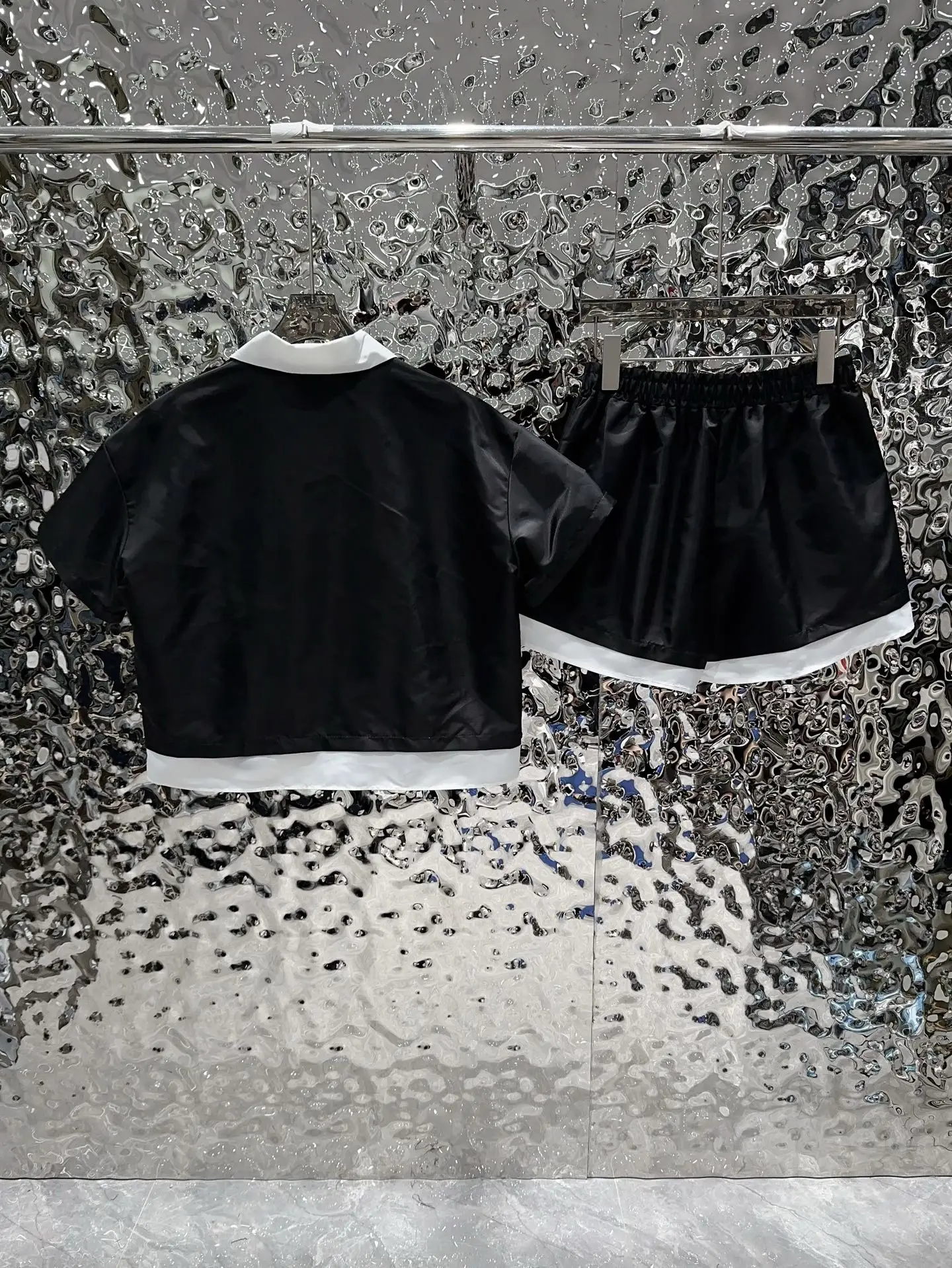 

A Lady's Lapel Black And White Patchwork Short-sleeved Shirt And Shorts Suit