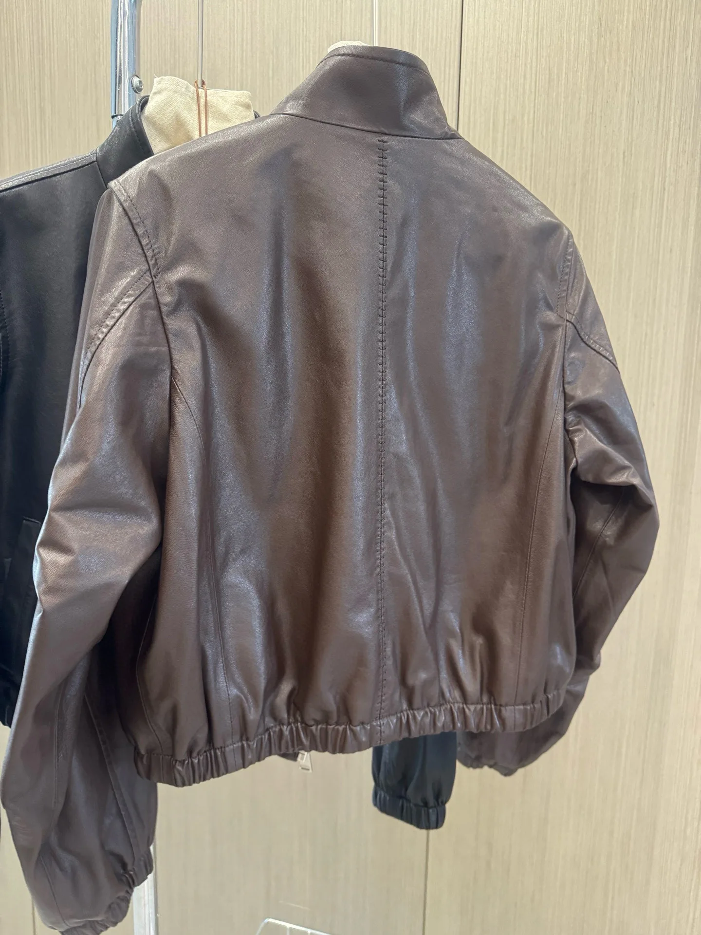 Elegante, lässige Herbst-Damen-Lederjacke mit Reißverschluss