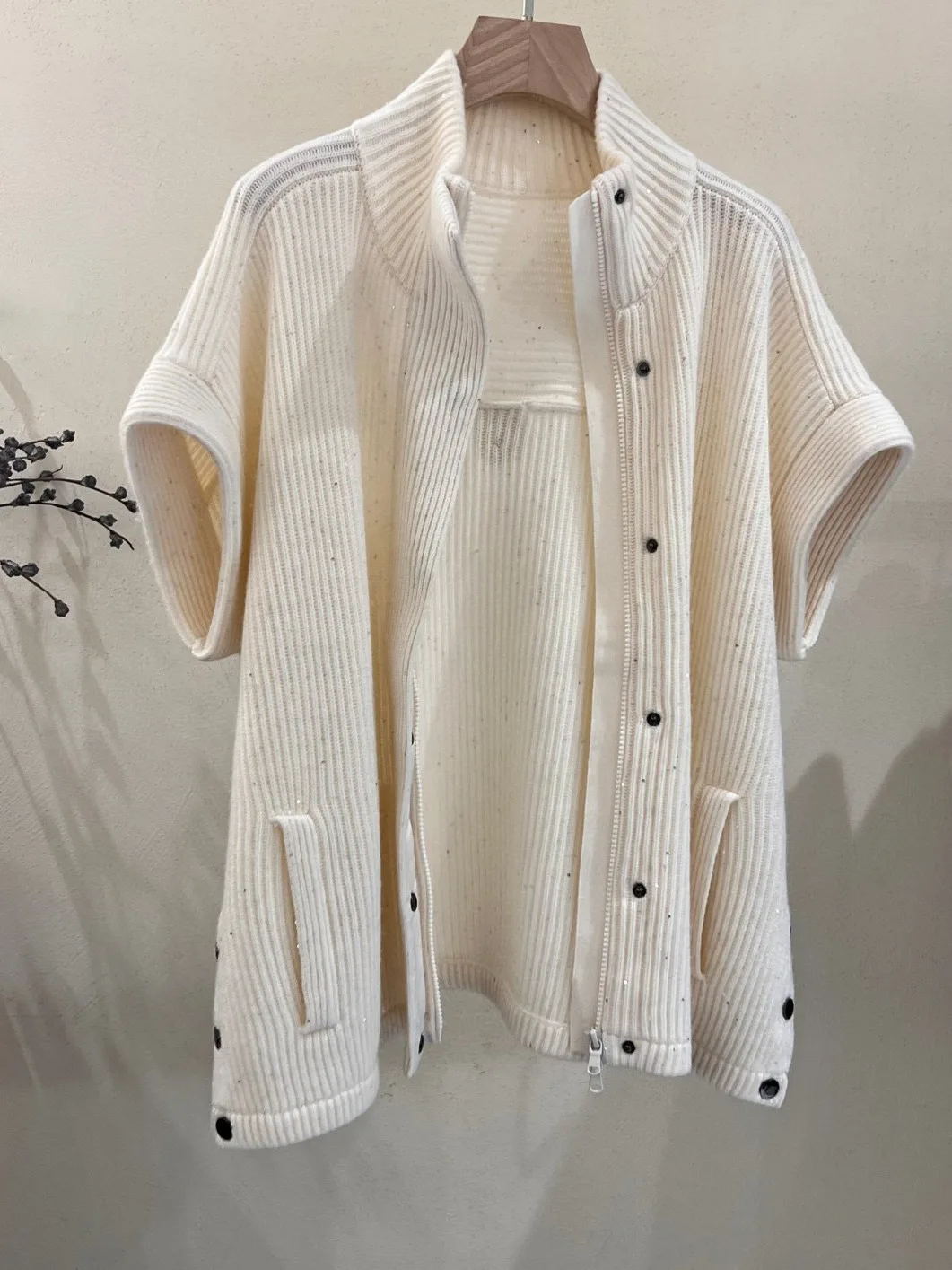 Luxurious zippered knitted cardigan