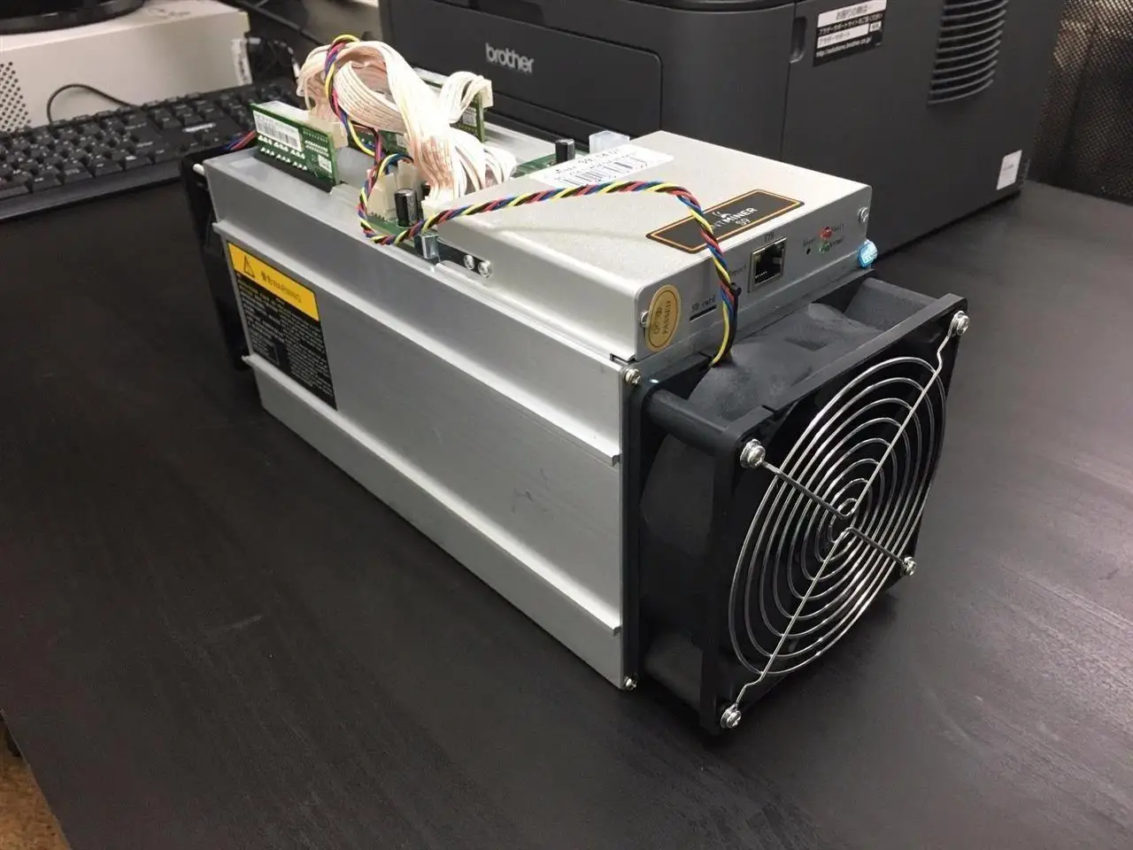 

Новый Биткоин-Майнер Bitmain Antminer S9 14TH/s + блок питания