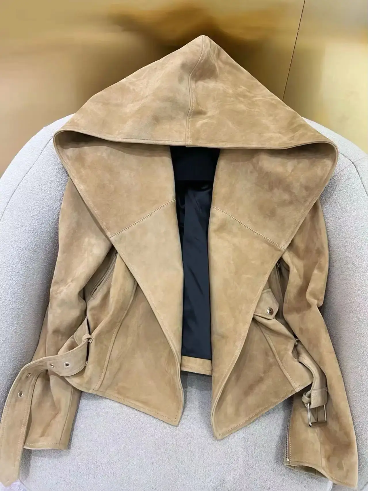 Elegante chaqueta de piel de cordero de gamuza con capucha de capa mage para mujer