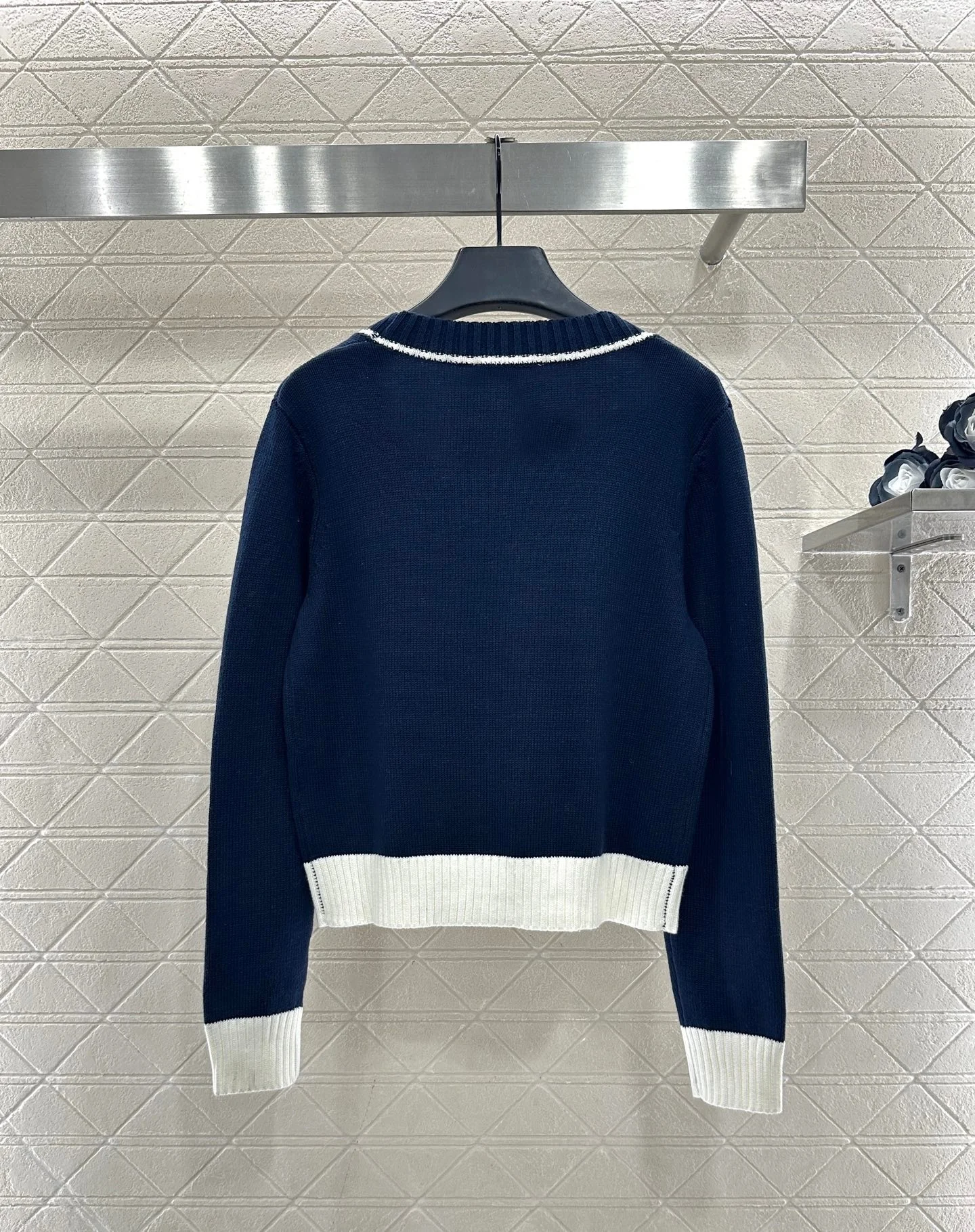 

2025 Autumn And Winter New Woman Clothe Hemmed Contrast Color V-Neck Knitted Button Decoration Cardigan Version